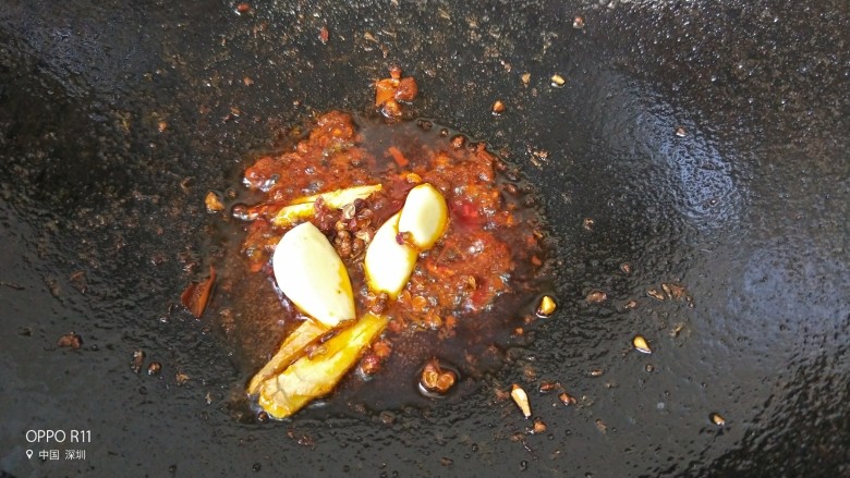 茶树菇洋葱炒牛肉,放入姜丝,蒜瓣,<a style='color:red;display:inline-block;' href='/shicai/ 134659'>花椒粒</a>炒香