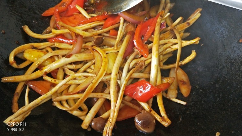 茶树菇洋葱炒牛肉,放茶树菇炒