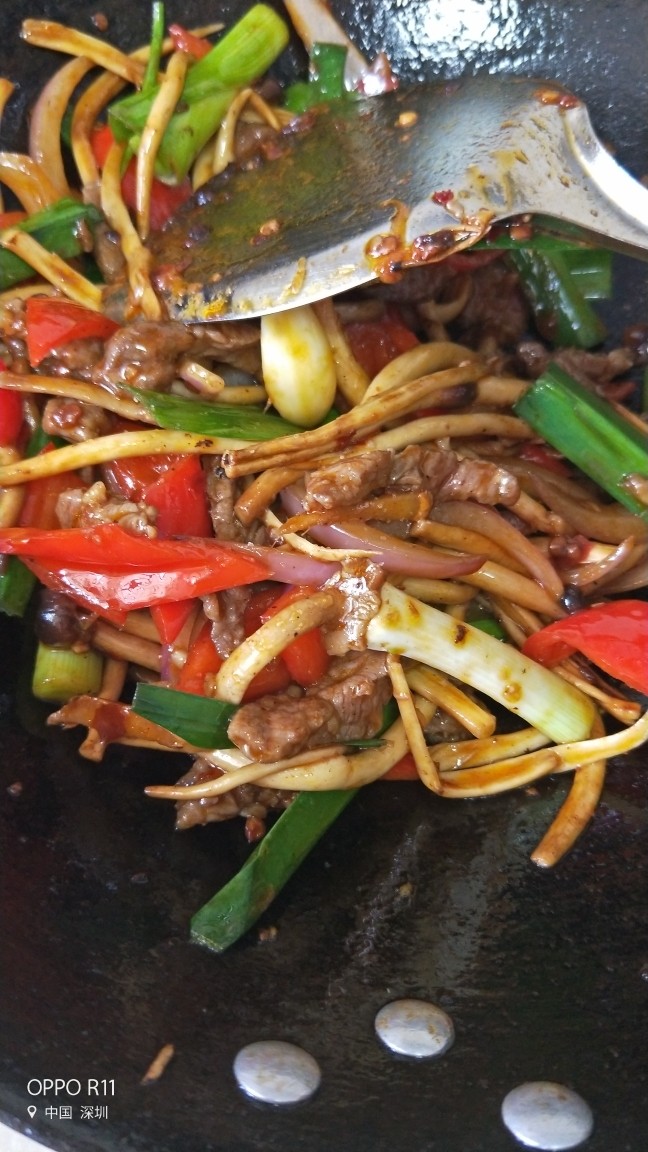 茶树菇洋葱炒牛肉,最后加盐调味