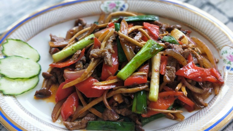 茶树菇洋葱炒牛肉,装盘上桌啦!