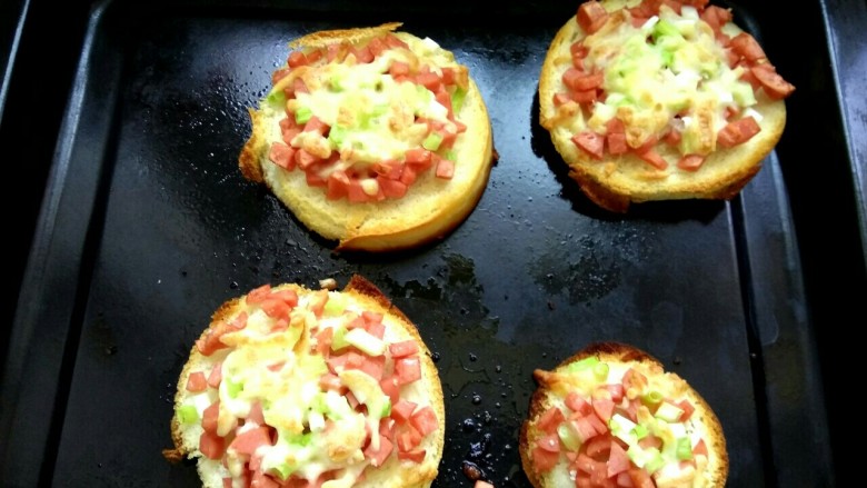 芝士火腿馒头片,馒头片酥脆，火腿丁焦黄，芝士变软