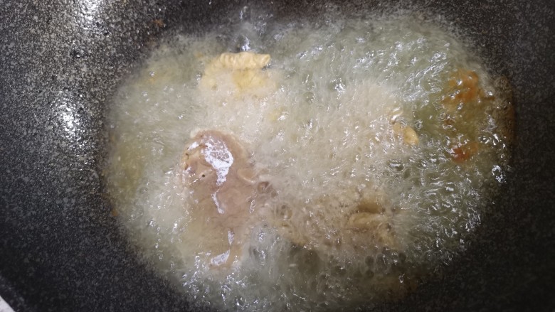 老式锅包肉,油锅烧热放入裹好面粉的肉片,开始第一次炸肉