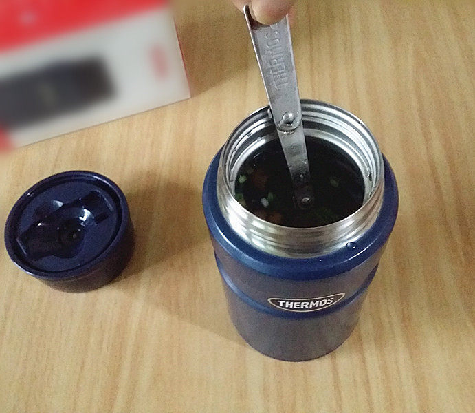 香菇狭鳕鱼蔬菜粥,然后往焖烧罐中,再次注入八分满沸水;用勺子稍稍搅拌一下,并盖紧盖子晃一晃