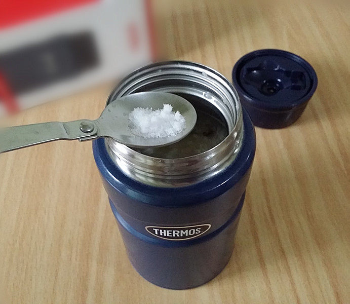香菇狭鳕鱼蔬菜粥,打开焖烧罐,香味立即扑鼻而来,为了口味更好,可以撒点食盐