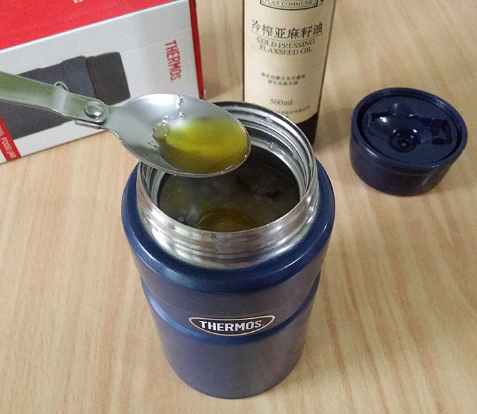 香菇狭鳕鱼蔬菜粥,再来勺亚麻籽油,用焖烧罐自带的小勺搅拌下