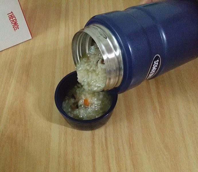 香菇狭鳕鱼蔬菜粥,倒至杯盖中,是杯盖也盛饭的小碗,即可食用了