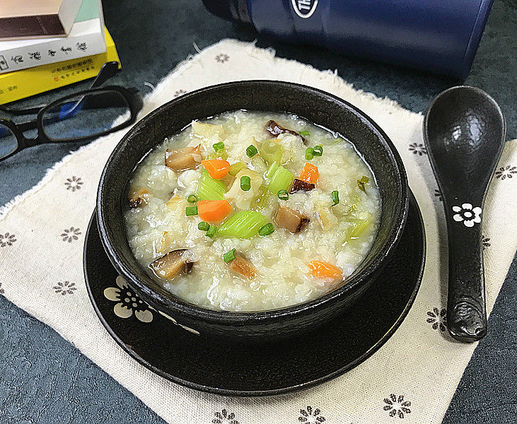 香菇狭鳕鱼蔬菜粥,味道:丝毫不输砂锅熬的米粥,关键比砂锅更省事方便,我就经常用它来煲粥;因为好吃,第二天我又煲了一罐