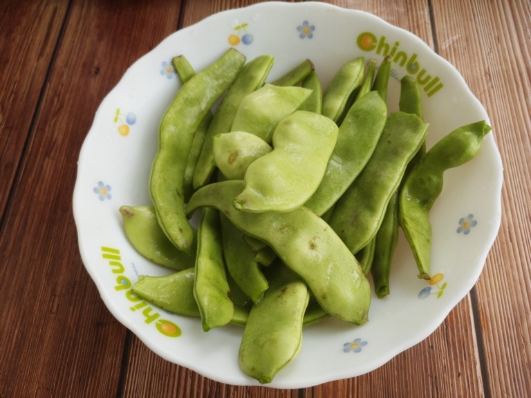 家常排骨炖豆角,把<a style='color:red;display:inline-block;' href='/shicai/ 3639'>豆角</a>洗干净,掐头去尾。