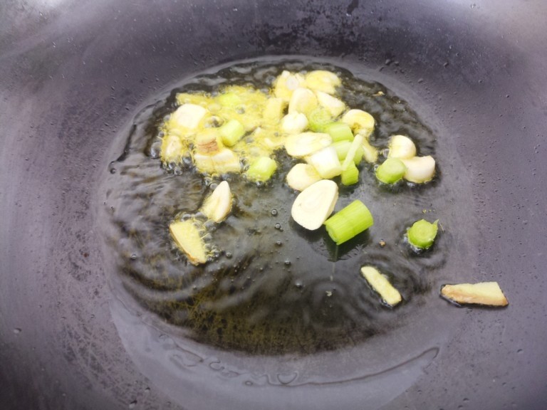 家常排骨炖豆角,然后锅里热油,先把葱姜蒜爆香。