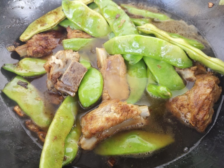 家常排骨炖豆角,然后将适量的温水。开始转小火炖,大约炖20分钟左右。