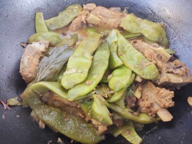 家常排骨炖豆角,豆角彻底软烂,排骨已经软烂的时候就好了。