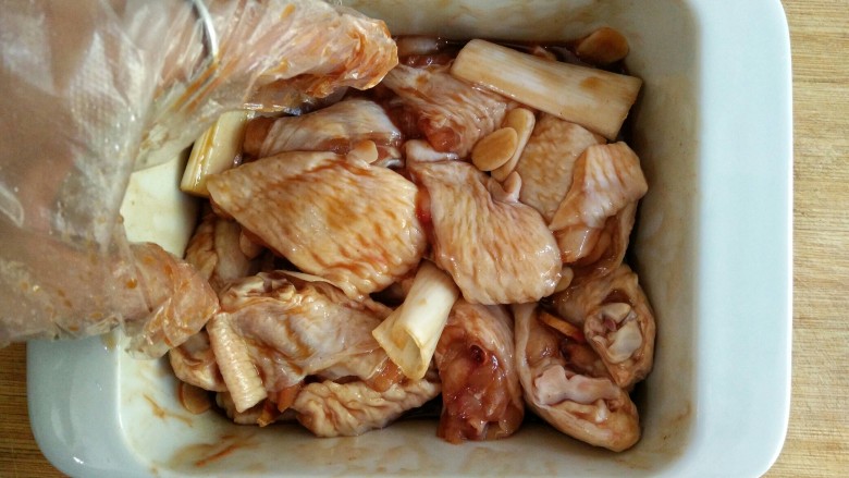 香菇蒸鸡翅,戴一次性食物手套将鸡翅抓拌均匀,然后腌制15分钟。
