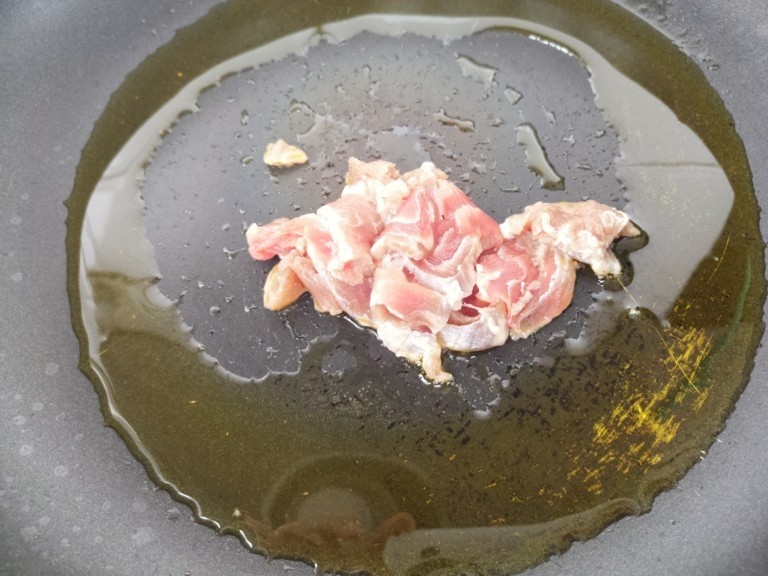 香菇蟹味菇牛肉菌汤,然后锅里热油,先把牛肉炒熟。