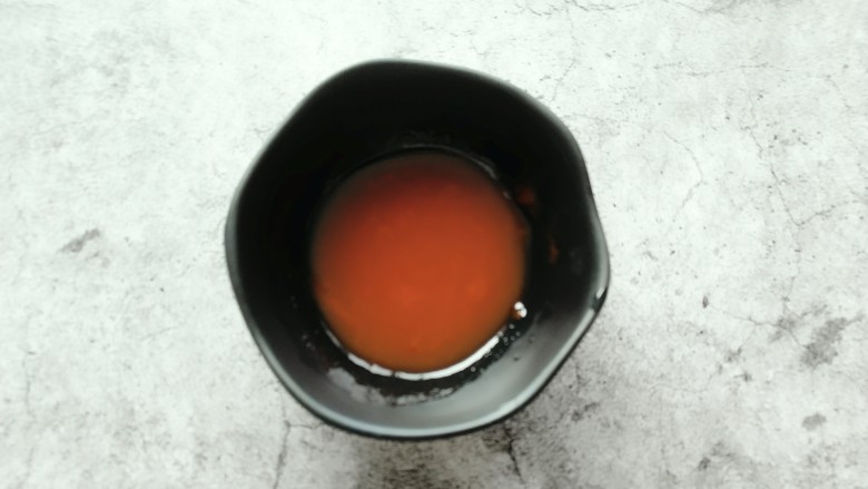 番茄巴沙鱼,开始调制料汁：<a style='color:red;display:inline-block;' href='/shicai/ 699'>番茄酱</a>、<a style='color:red;display:inline-block;' href='/shicai/ 755'>苹果醋</a>、<a style='color:red;display:inline-block;' href='/shicai/ 3729'>白糖</a>搅拌均匀，<a style='color:red;display:inline-block;' href='/shicai/ 3729'>白糖</a>融化没有颗粒，备用。