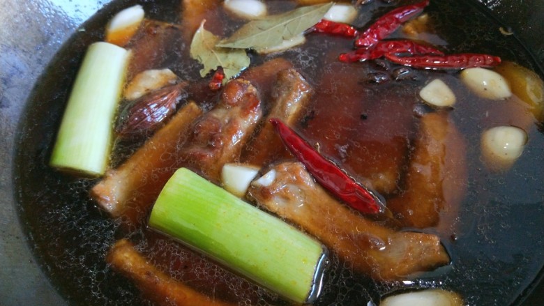 秘制红烧排骨,加入<a style='color:red;display:inline-block;' href='/shicai/ 86474'>干辣椒</a>,加入适量开水,小火慢炖一小时。