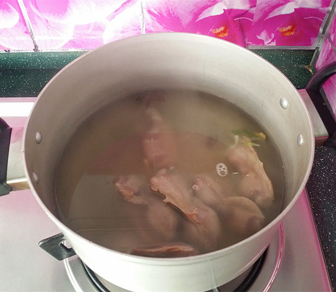 老卤鸭胗,加盖大火,再次煮开后烹少许料酒