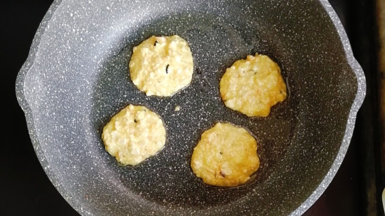 宝宝辅食—西葫芦豆腐鸡蛋饼,不粘锅刷一层油，一勺勺舀入饼糊，小火慢煎