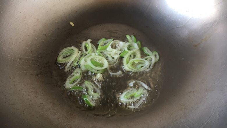 番茄鸡蛋炒圆白菜,热锅凉油,爆香葱花。