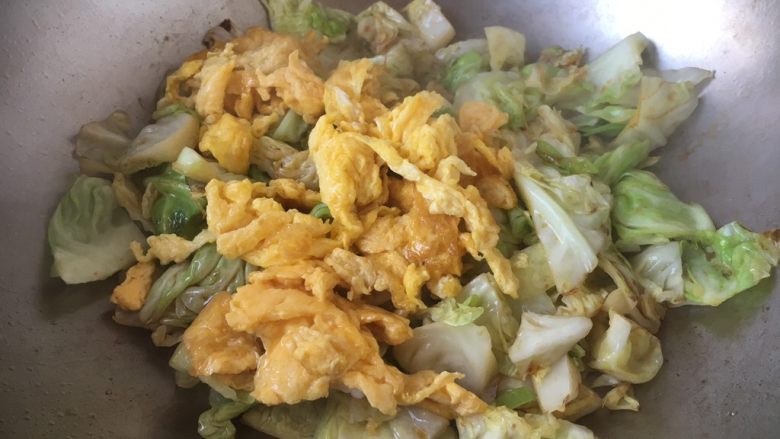 番茄鸡蛋炒圆白菜,放入鸡蛋,翻炒均匀。