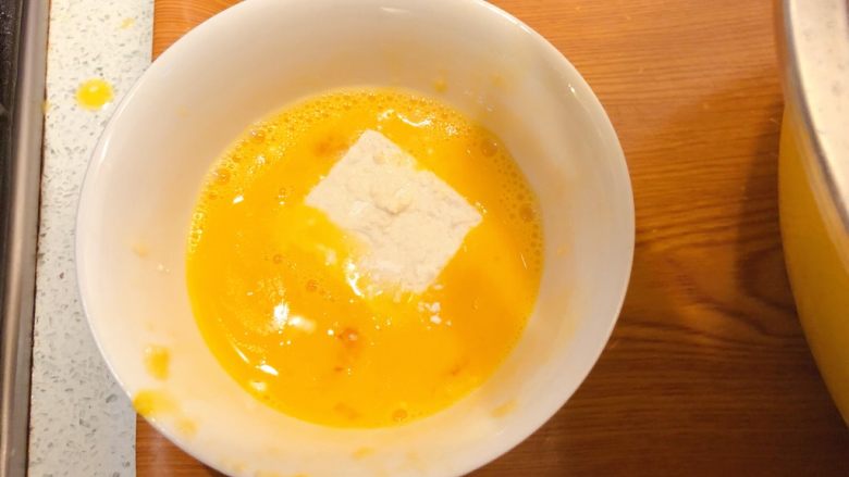 红烧豆腐(锅塌豆腐),把裹上面粉的豆腐块浸在蛋液中,