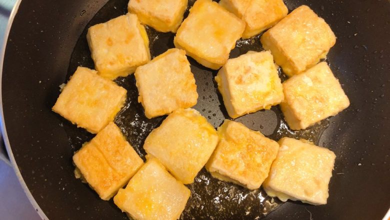 红烧豆腐(锅塌豆腐),两面煎黄。