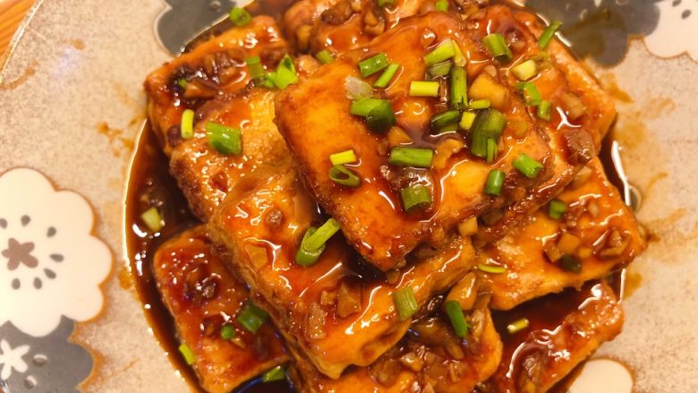 红烧豆腐(锅塌豆腐),起锅后撒些葱花即可。