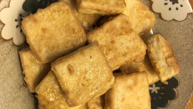 红烧豆腐(锅塌豆腐),取出装碟备用。
