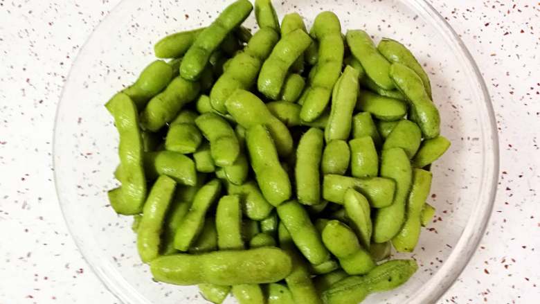 香辣毛豆,剪去毛豆的两边的小角(剪去两边的小角好入味),再洗一遍。