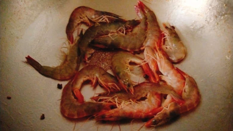 酸汤面,热锅热油,煸香花椒,放入虾煸炒