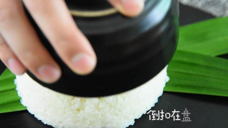 香甜可口的芒果糯米饭,在家也能做,糯米饭装碗,再倒扣在盘上。