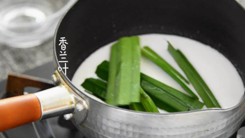 香甜可口的芒果糯米饭,在家也能做,放入香兰叶,中小火一边加热一边搅拌直至轻微沸腾,充分融合后倒出备用。