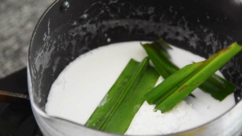 香甜可口的芒果糯米饭,在家也能做,椰浆倒入锅中,加入糖、粘米粉、香兰叶搅匀,变至浓稠后关火。