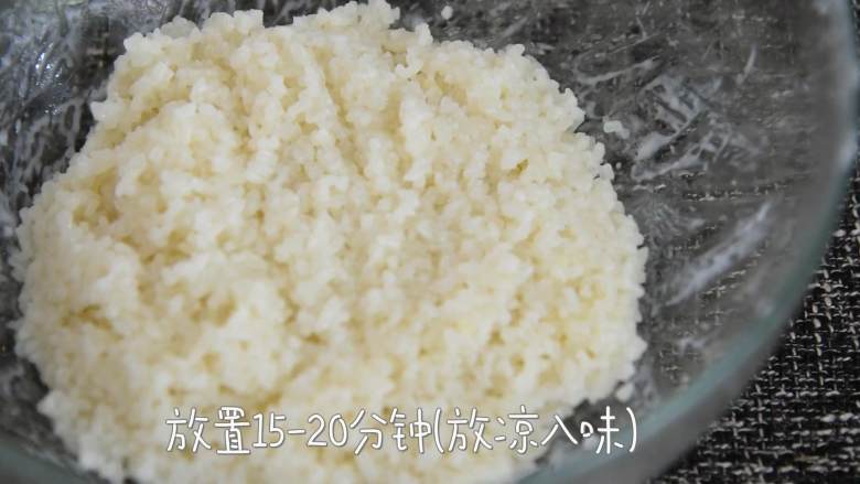 香甜可口的芒果糯米饭,在家也能做,加热好的椰浆倒入煮熟的糯米,边加边搅拌。
放置15~20分钟(放凉入味)。