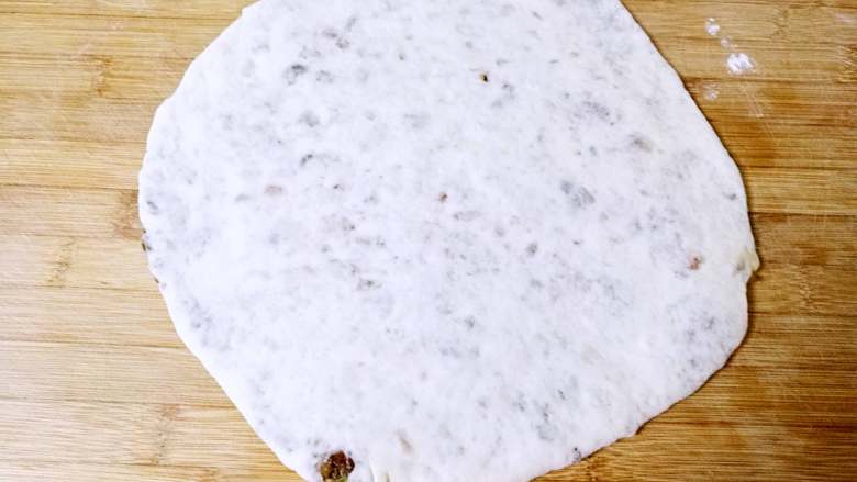 发面千层肉饼, 整形,再次擀开成一个饼状。