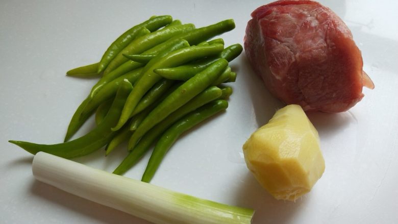 杭椒肉丝,准备好食材，<a style='color:red;display:inline-block;' href='/shicai/ 4430'>里脊肉</a>，<a style='color:red;display:inline-block;' href='/shicai/ 80'>杭椒</a>，<a style='color:red;display:inline-block;' href='/shicai/ 37'>姜</a>，<a style='color:red;display:inline-block;' href='/shicai/ 3250'>葱</a>