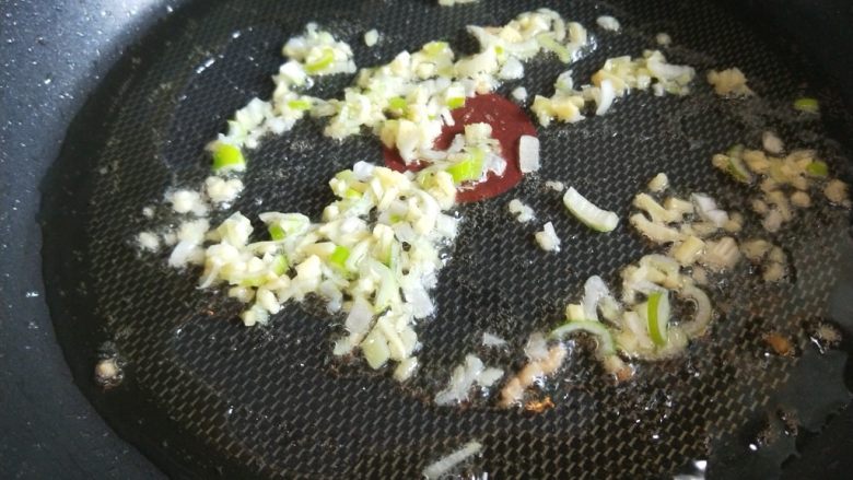 杭椒肉丝,葱姜切成末,热油炒香