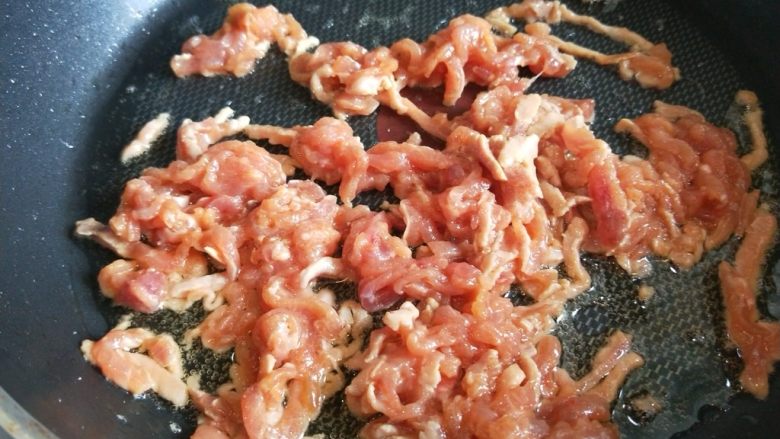 杭椒肉丝,锅中热油,放入腌好的肉丝