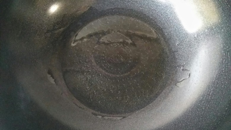 时蔬吐司盏――美味健康餐,锅中适量芥花油,烧至7成热。(加拿大芥花油味道中性,色质较轻,不会掩盖食材本身的味道与色泽;烟点达242摄氏度,能有效减少油烟等有害物质的产生;在营养健康方面,其饱和脂肪含量很低(7%)且含有更为丰富的植物性欧米伽-3脂肪酸,不含反式脂肪和胆固醇,同时富含维生素E和维生素K)