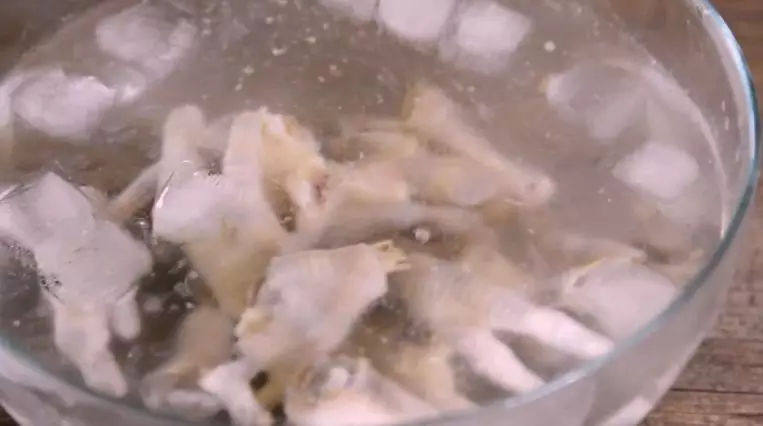 超级好吃的世界杯下酒零食——酸辣凤爪,水沸后,再煮6分钟,捞出过冰水