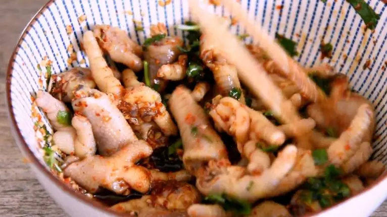 超级好吃的世界杯下酒零食——酸辣凤爪,放入鸡爪,拌匀