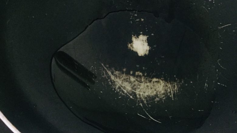 蒜香鸡翅尖,锅中倒入油烧热(忽略我的不粘锅炒掉了😂)