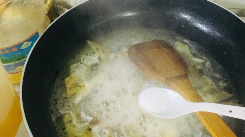 蒜香鸡翅尖,为了更好的入味,加水后就放入了盐