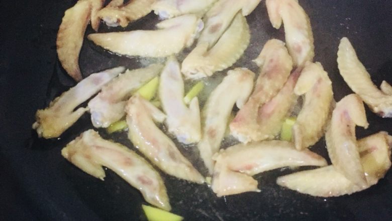 蒜香鸡翅尖,翻个面,煎制两遍有点微微金黄(鸡翅尖不用尖太久)