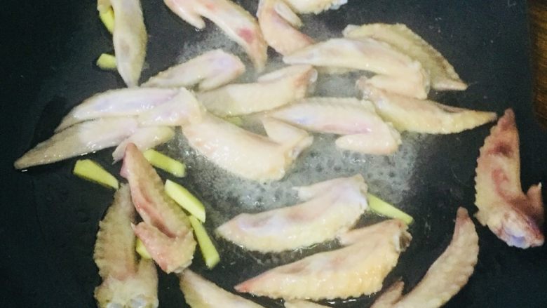 蒜香鸡翅尖,倒入腌制好的鸡翅尖微煎一会(这样做出来的比较香)