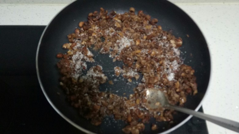 开口酥,边炒边用勺子压碎红豆,边炒边搅拌。