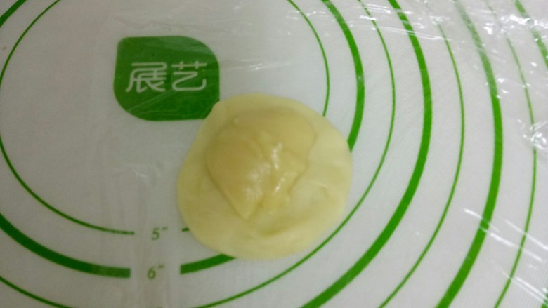 开口酥,取一个水油皮用手捏薄片,放入油皮,用虎口收口,收紧口。