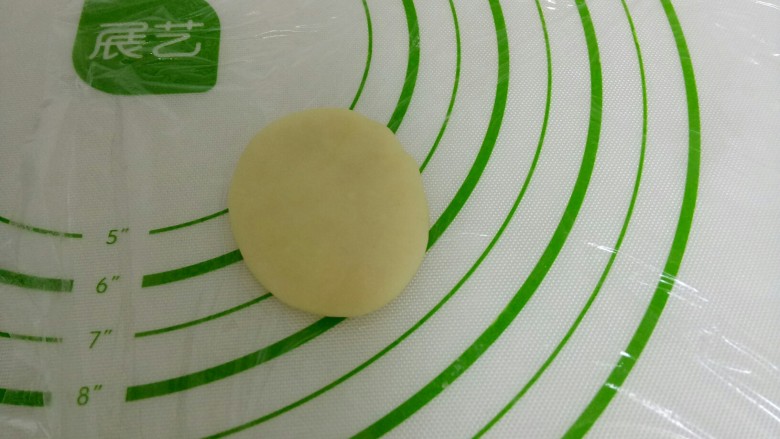 开口酥,收口朝下,用手压扁,铺上保鲜膜。