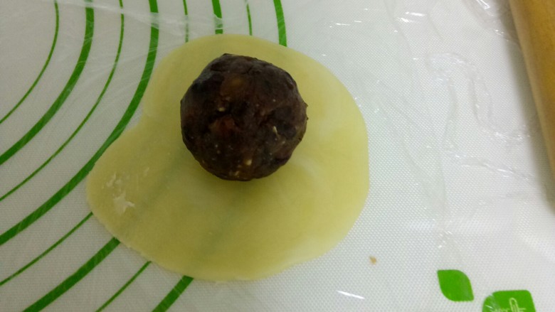 开口酥,用擀面杖擀成薄片,放入豆沙馅。