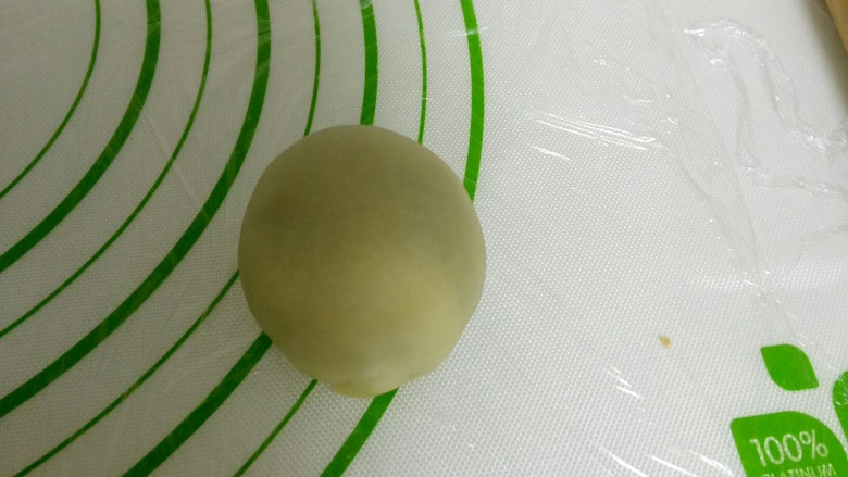 开口酥,用虎口收口,收紧口,收口朝下,整形,可以在桌子上摔一摔。