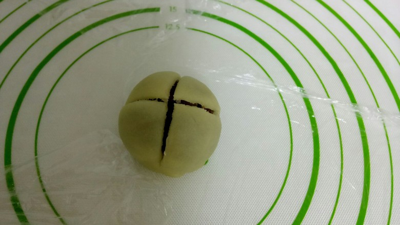 开口酥,用小刀平均分成4份,底部1/3不切段。